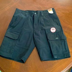 Charcoal black men’s Wrangler cargo shorts with pockets.
